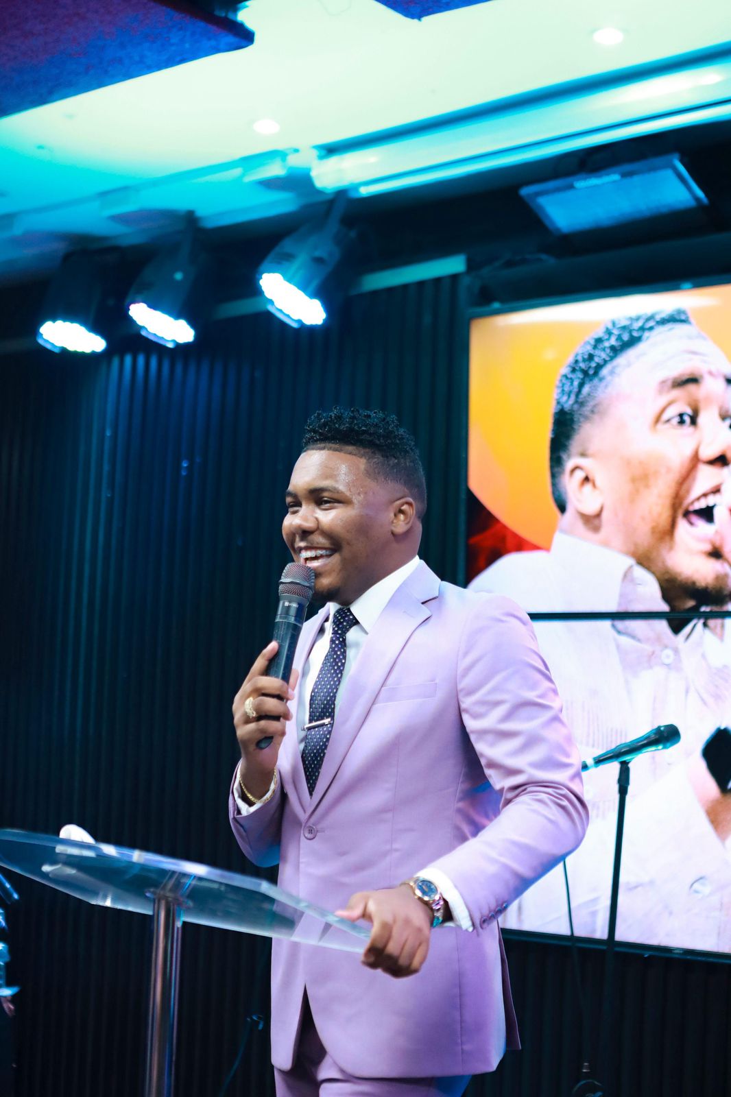 Moisés Cabral pone en circulación su libro “Precio y Gloria”