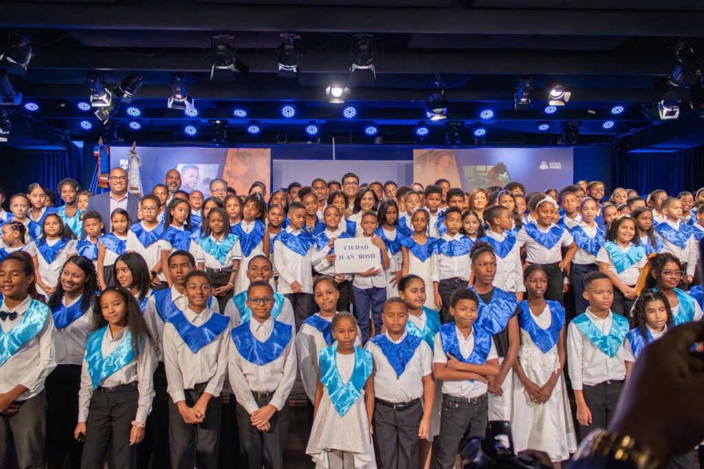 1,560 niños se gradúan de inglés totalmente gratis a través del Plan PROA | 3 | 1,560 niños se gradúan de inglés totalmente gratis a través del Plan PROA - Noticias de hoy en República Dominicana | De Último Minuto