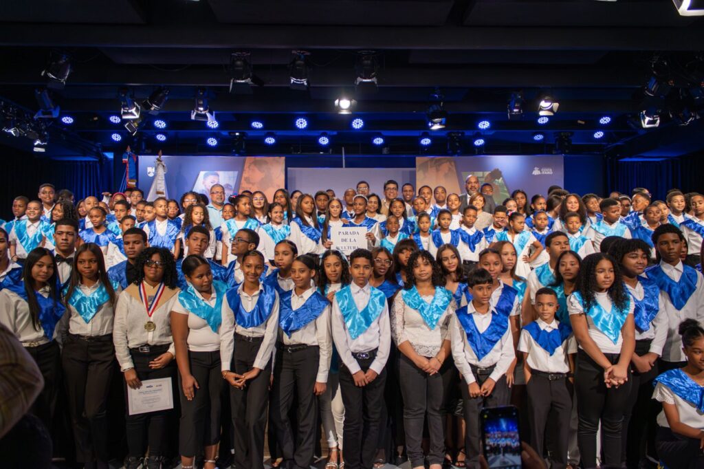 1,560 niños se gradúan de inglés totalmente gratis a través del Plan PROA | 2 | 1,560 niños se gradúan de inglés totalmente gratis a través del Plan PROA - Noticias de hoy en República Dominicana | De Último Minuto