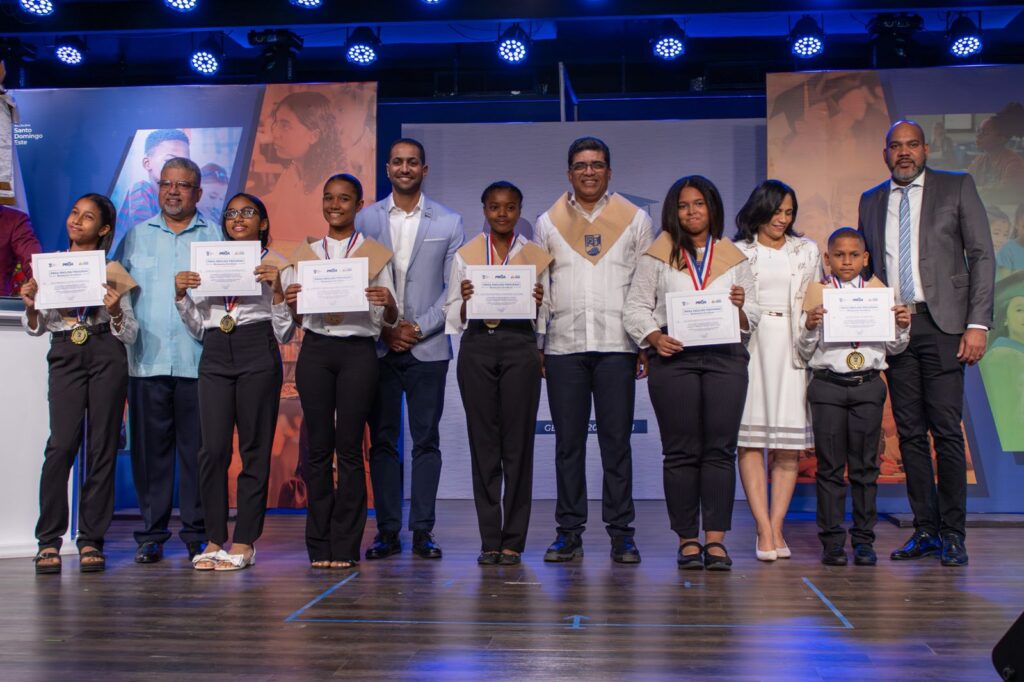 1,560 niños se gradúan de inglés totalmente gratis a través del Plan PROA | 1 | 1,560 niños se gradúan de inglés totalmente gratis a través del Plan PROA - Noticias de hoy en República Dominicana | De Último Minuto