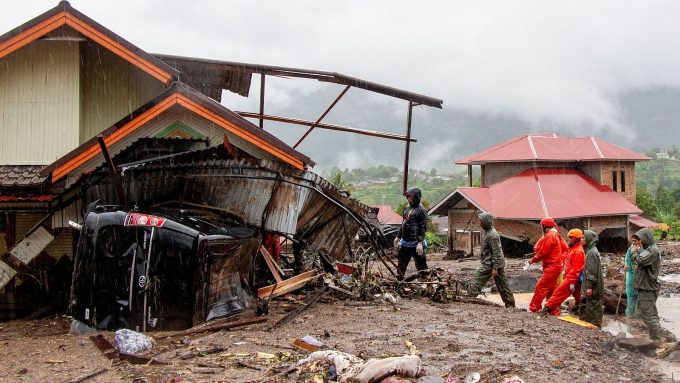 Ascienden a 174 los muertos por las inundaciones en Indonesia
