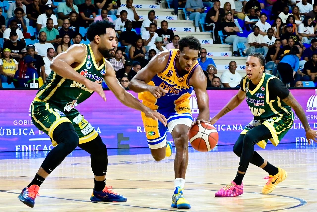 Mauricio Báez asesta otro golpe a San Carlos y queda a un triunfo de coronarse en el TBS Distrito 2025