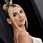 Dua Lipa sorprende cantando “Antología” de Shakira en Colombia