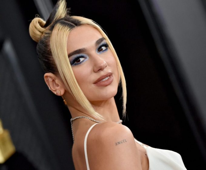 Dua Lipa sorprende cantando “Antología” de Shakira en Colombia