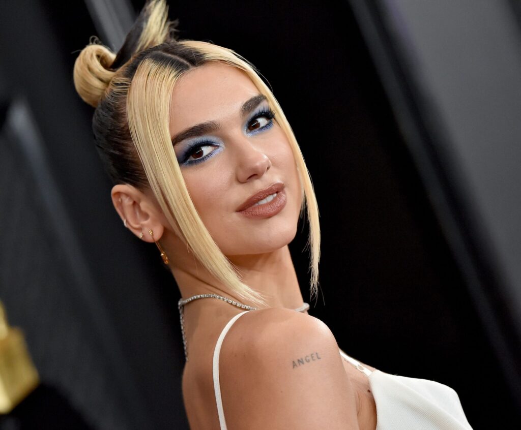 Dua Lipa sorprende cantando “Antología” de Shakira en Colombia