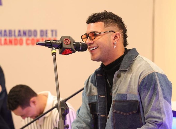 Artista panameño Boza ofrece concierto acústico en La Casa de Alofoke 2