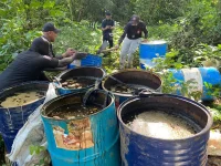 Operativo del Ceccom descubre producción ilegal de alcohol en zona del río Ozama