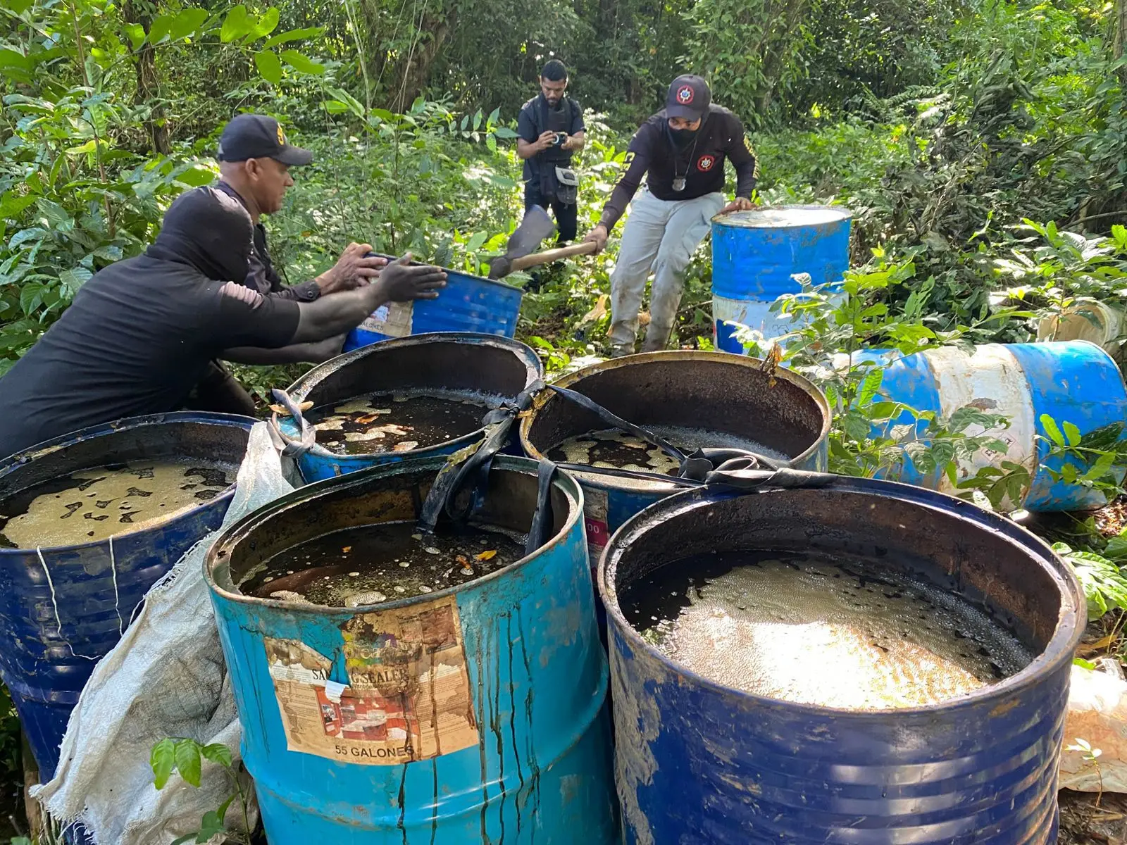 Operativo del Ceccom descubre producción ilegal de alcohol en zona del río Ozama