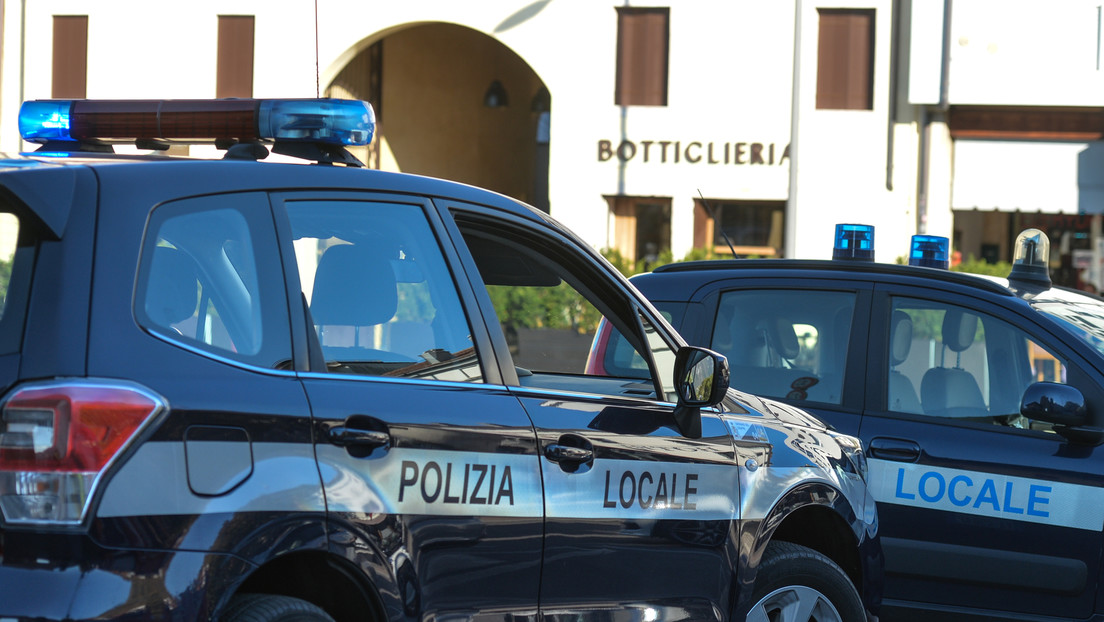 Violan a una joven mientras obligan al novio a presenciar la agresión