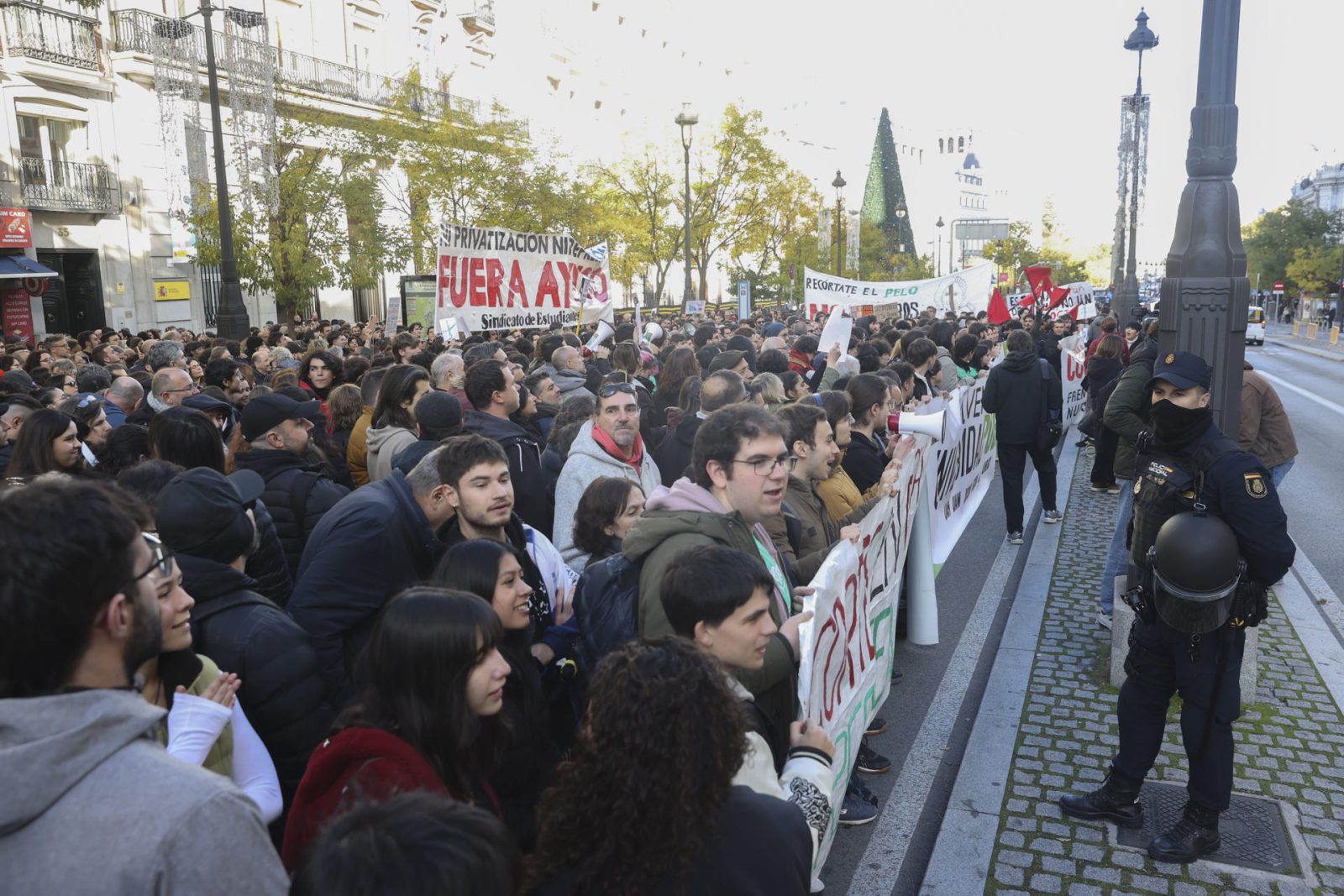 Las universidades de Madrid sacan las clases a la calle para protestar por desfinanciación