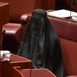 Suspenden siete días a una senadora australiana por irrumpir en el Parlamento con un burka