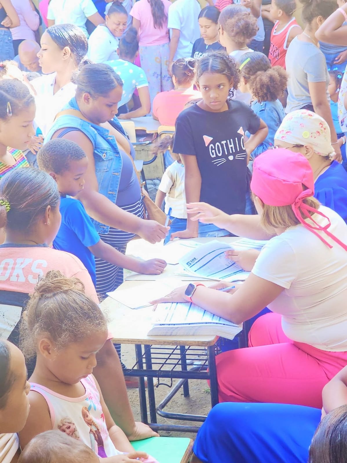 Cientos de personas beneficiadas en amplio operativo social en Majagual, Peralta, Azua