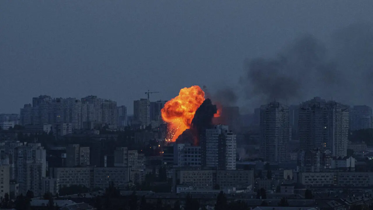 Rusia desata ataque masivo con drones y misiles contra Kiev; al menos seis muertos y múltiples edificios en llama