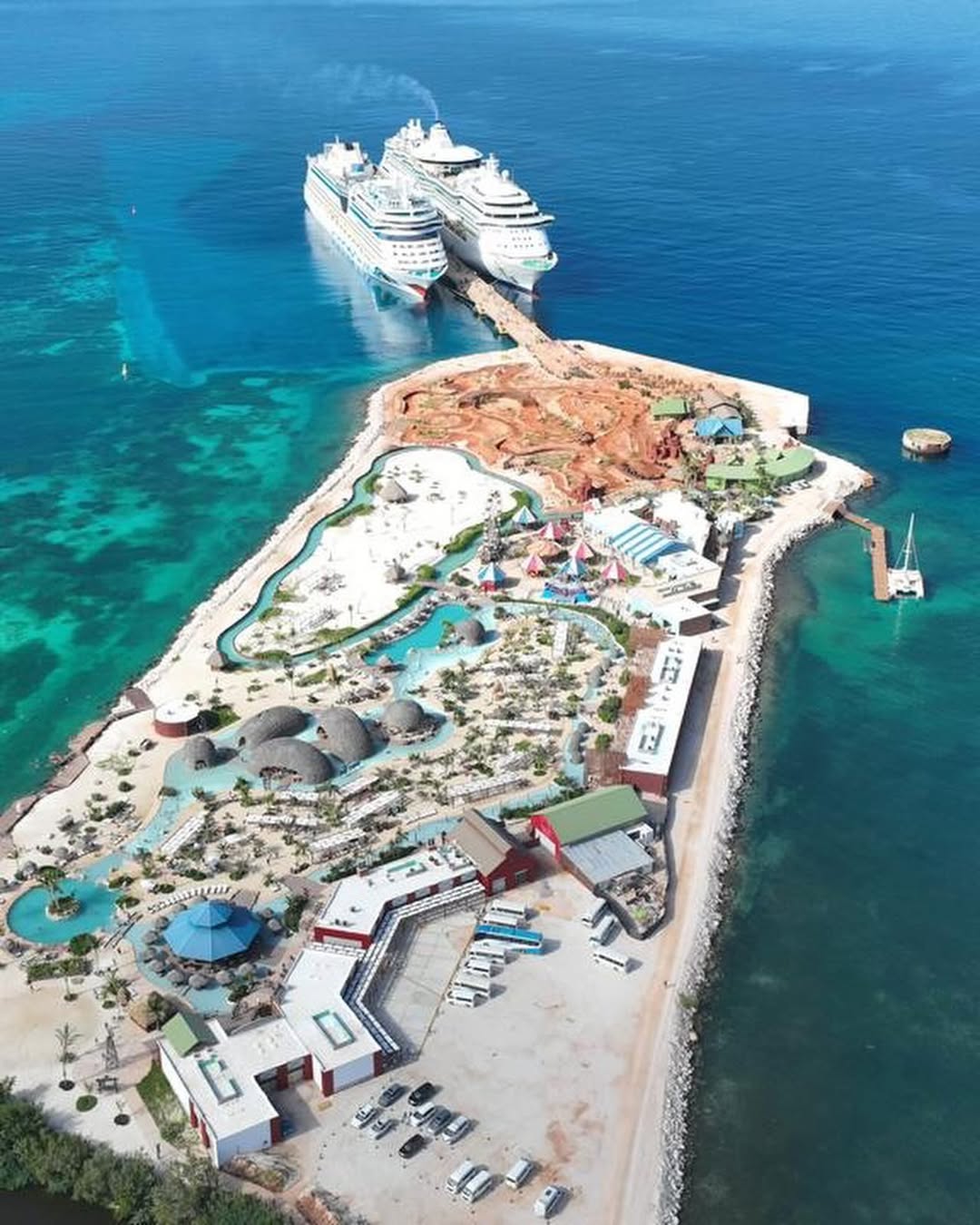 Dos cruceros llegan simultáneamente al Puerto de Cabo Rojo, consolidando a Pedernales como nuevo polo turístico