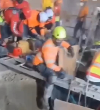 Defensa Civil rescata con vida a dos trabajadores atrapados tras derrumbe en fábrica de cemento en Santiago