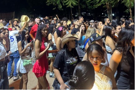 Ambiente en los alrededores del Estadio Olímpico previo al concierto de Bad Bunny