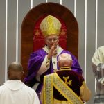 El papa lamenta "el uso de la religión para justificar las guerras", en misa en Estambul