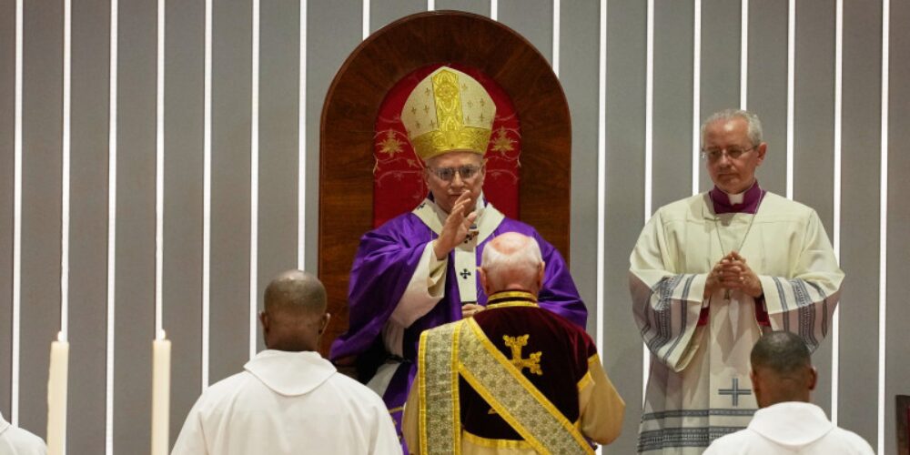 El papa lamenta "el uso de la religión para justificar las guerras", en misa en Estambul