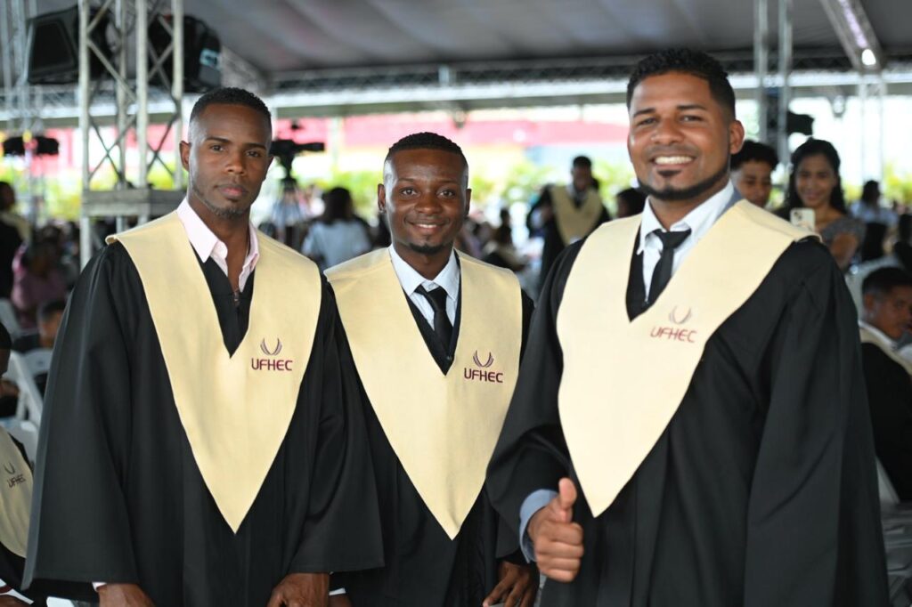 UFHEC gradúa 826 nuevos profesionales; 62.95% de los graduados fueron mujeres - Noticias de hoy en República Dominicana | De Último Minuto