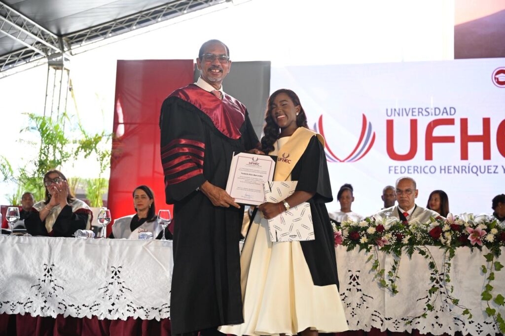 UFHEC gradúa 826 nuevos profesionales; 62.95% de los graduados fueron mujeres - Noticias de hoy en República Dominicana | De Último Minuto
