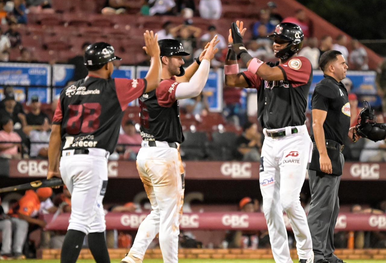 Gigantes desatan ofensiva demoledora para vencer 14-6 a los Toros y ascender en el standing