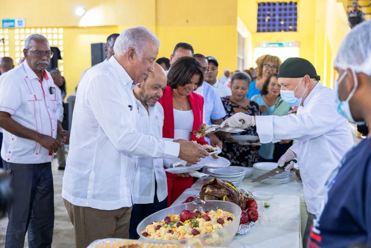 Ministro Andrés Bautista encabeza almuerzo navideño en Monte Plata