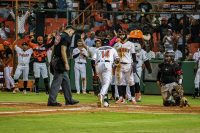 Toros despliegan ofensiva imparable y doblegan a los Leones en noche de protagonismo romanense