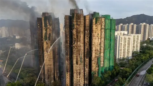 Sube a 128 la cifra de muertos por incendio en Hong Kong; 200 desaparecidos