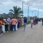 Ciudadanos marchan frente a la Mezquita Nurul Islam en Punta Cana