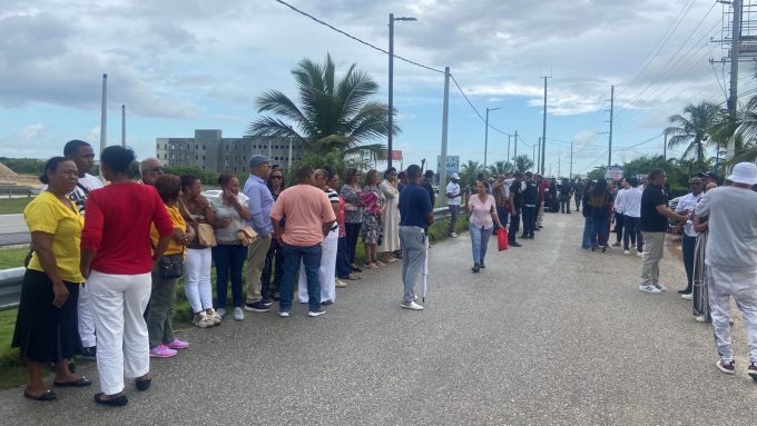 Ciudadanos marchan frente a la Mezquita Nurul Islam en Punta Cana