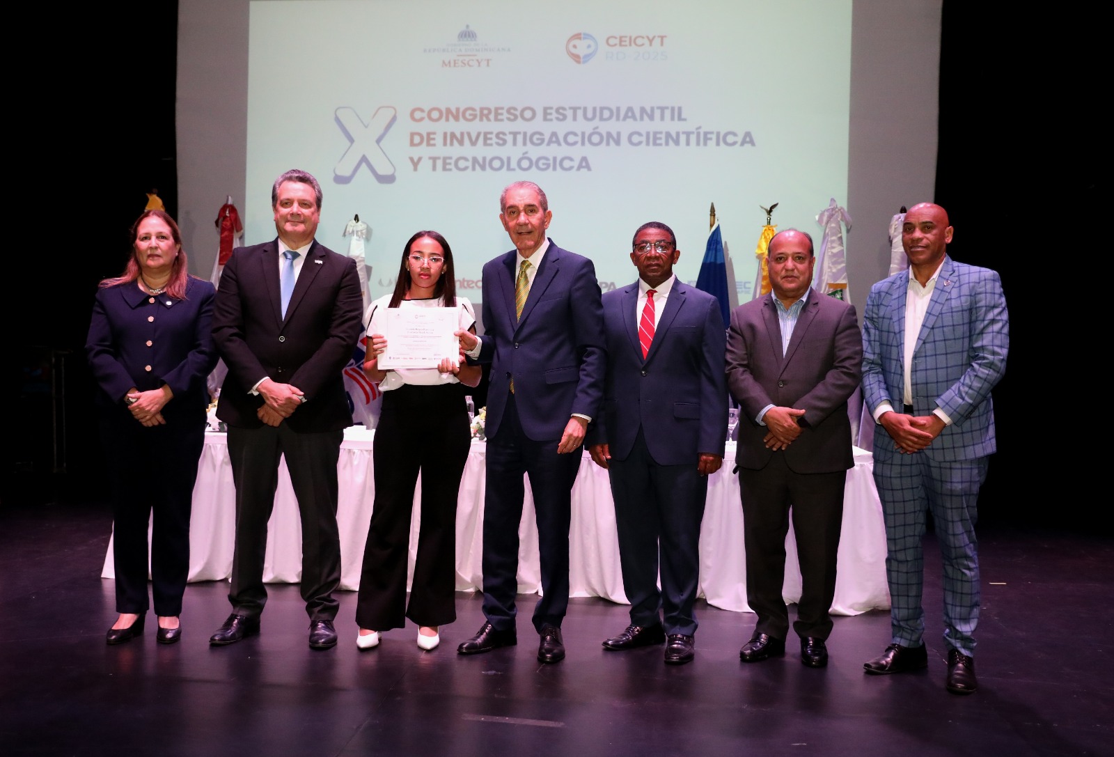 Franklin García Fermín reconoce a ganadores del CECYT 2025 y destaca el auge de la investigación universitaria en el país