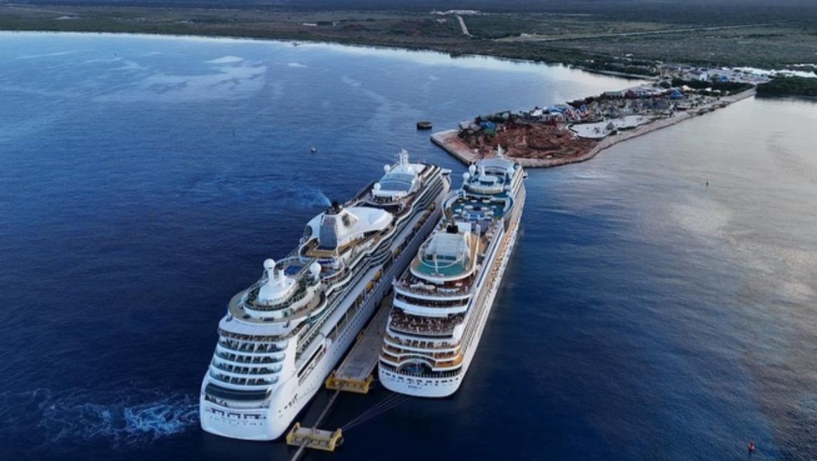 Dos cruceros llegan juntos al Puerto de Cabo Rojo en Pedernales