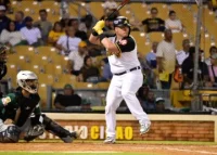 Águilas mantienen su paso arrollador y logran su octava victoria seguida al superar a las Estrellas 8-7