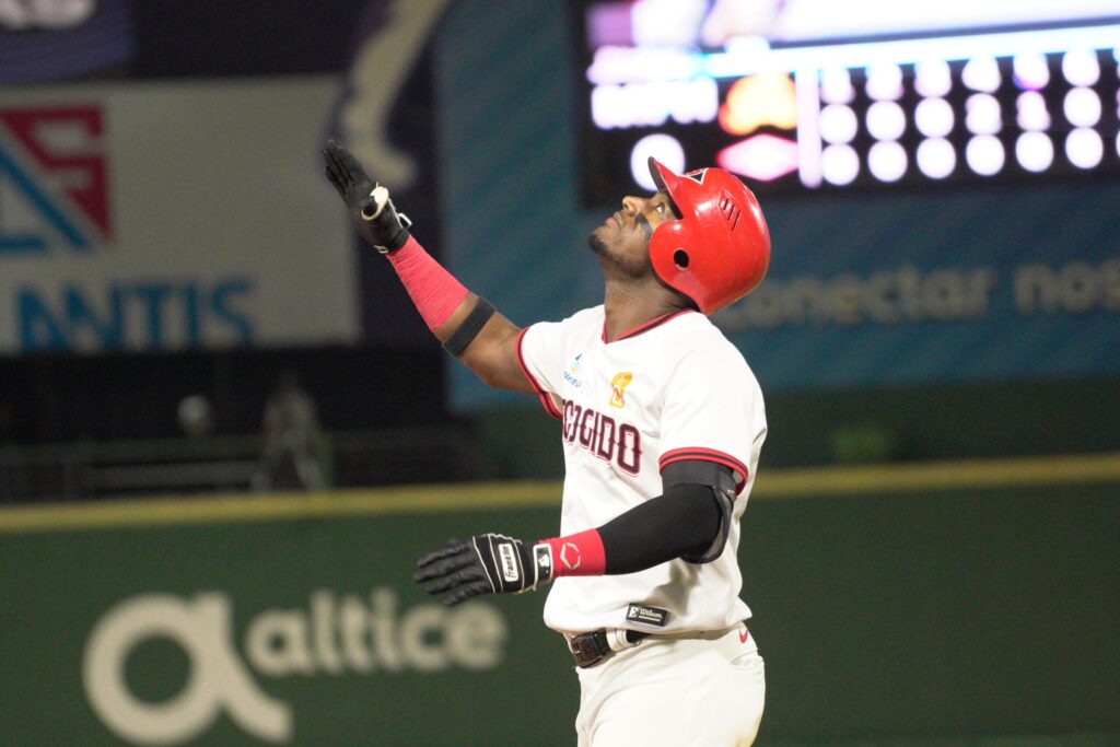 Lake firma histórico hit 500, pero Águilas frenan al Escogido 4-1