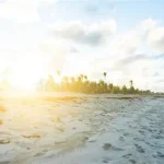 Sol radiante y temperaturas altas marcan el día en Punta Cana