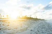 Sol radiante y temperaturas altas marcan el día en Punta Cana