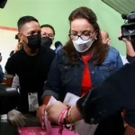 Hondureños deben votar para demostrar soberanía, afirma la presidenta Castro al sufragar