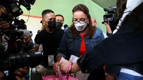 Hondureños deben votar para demostrar soberanía, afirma la presidenta Castro al sufragar