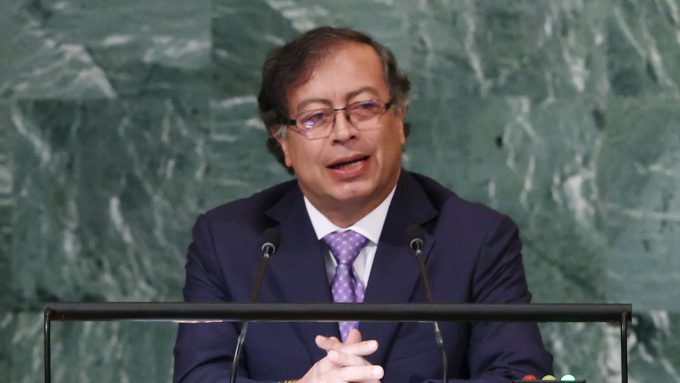 Petro dice que guerra contra las drogas "no se gana con misiles", sino combatiendo pobreza