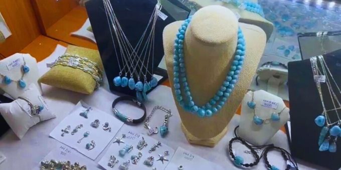 Escuela Taller Larimar impulsa la formación de más de 1,000 artesanos en Barahona