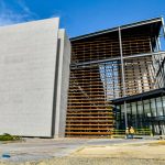 Testigo es herido de bala por encapuchados frente al Palacio de Justicia de SDE; familia acusa a líder de la banda “Los Fantasmas”