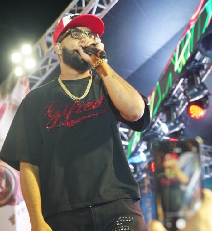 Jezzy "El Chef" deslumbró con sus éxitos en el 2do concierto navideño Reconocidos