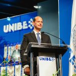 Alejandro Cambiaso motiva a graduandos de Medicina y Odontología de UNIBE a liderar con propósito en era de la IA