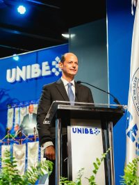 Alejandro Cambiaso motiva a graduandos de Medicina y Odontología de UNIBE a liderar con propósito en era de la IA