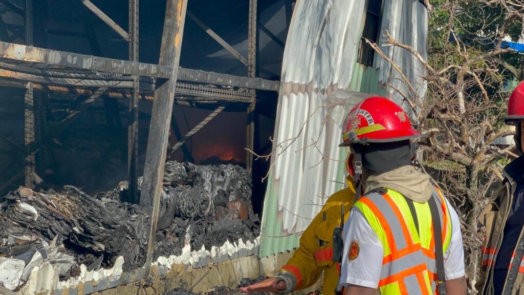 Bomberos logran controlar más del 80 % del fuego en almacén de Prodacom en Santiago - Noticias de hoy en República Dominicana | De Último Minuto