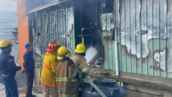Bomberos logran controlar más del 80 % del fuego en almacén de Prodacom en Santiago