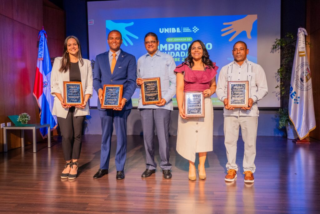 UNIBE reconoce a Juan Manuel Méndez durante la XIII Jornada de Compromiso Ciudadano 2025