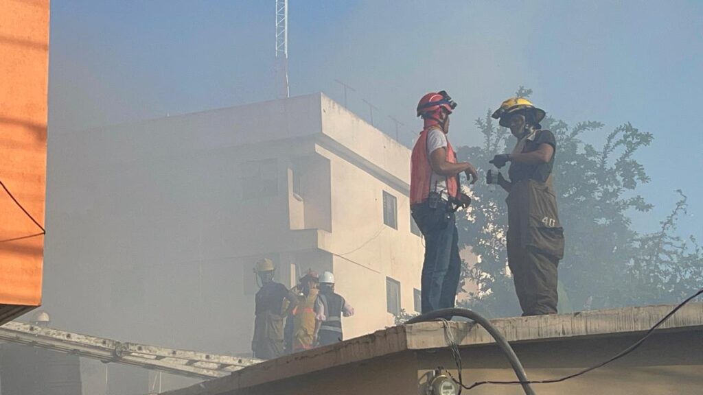“No fue bonita la experiencia”: Vecina cuenta cómo vivió el incendio que consumió el almacén de Prodacom en Santiago - Noticias de hoy en República Dominicana | De Último Minuto