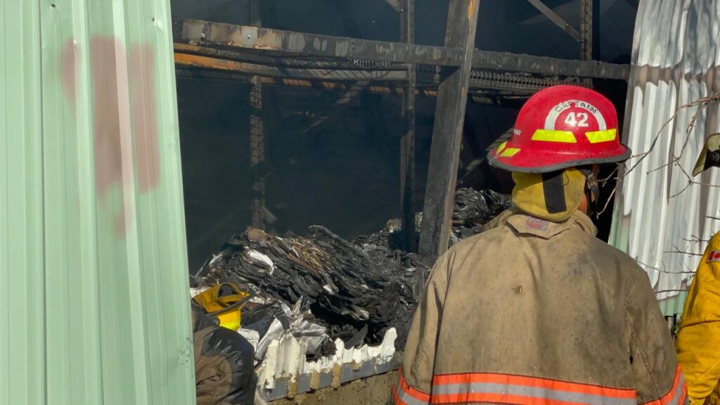 “No fue bonita la experiencia”: Vecina cuenta cómo vivió el incendio que consumió el almacén de Prodacom en Santiago - Noticias de hoy en República Dominicana | De Último Minuto