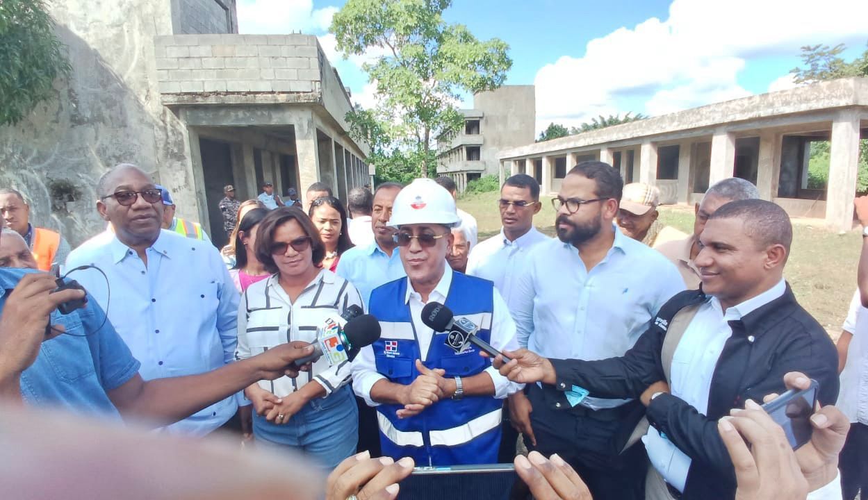 Gobierno reinicia construcción del Liceo Experimental y extensión de la UASD en Bayaguana tras más de 10 años paralizados